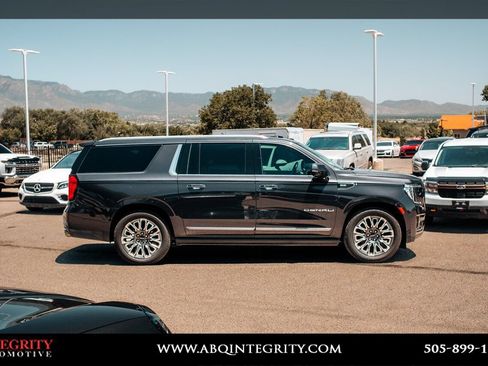 Used 2023 GMC Yukon XL Denali Ultimate AWD/4WD image 8
