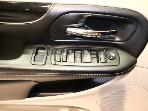 Used 2019 Dodge Grand Caravan SXT image 40