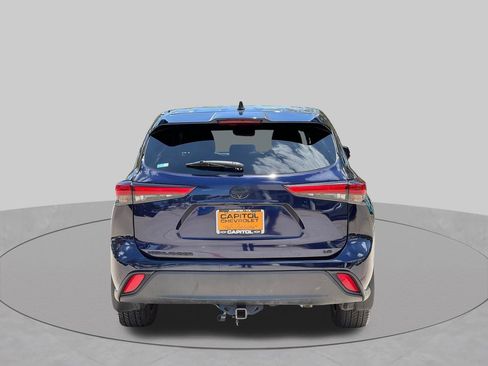 Used 2022 Toyota Highlander LE FWD image 4
