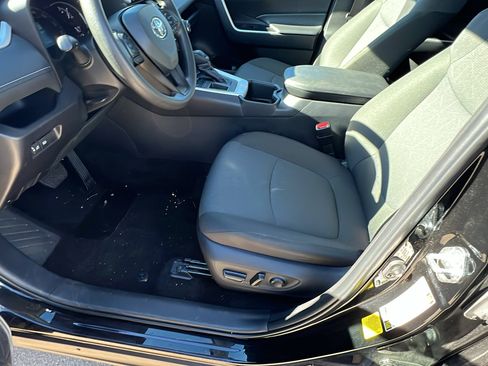 Used 2025 Toyota RAV4 XLE image 16