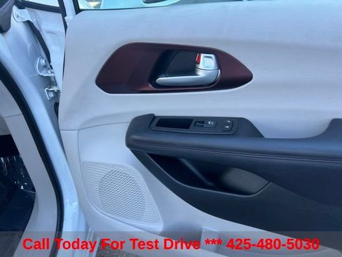 Used 2017 Chrysler Pacifica Limited w/ Tire & Wheel Group FWD image 24
