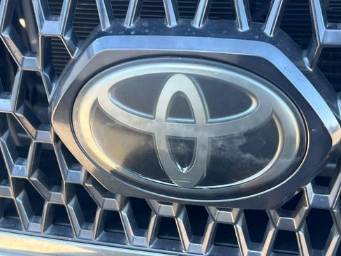 Used 2018 Toyota Tacoma TRD Off-Road w/ Technology Package RWD image 13