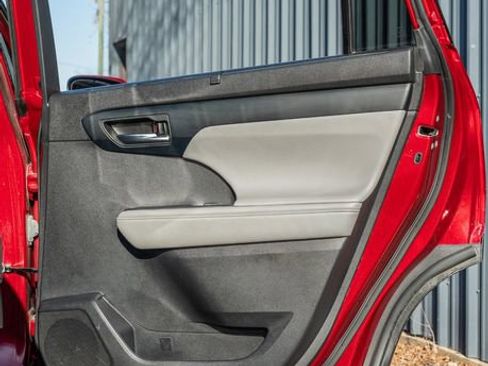 Used 2022 Toyota Highlander XLE image 40