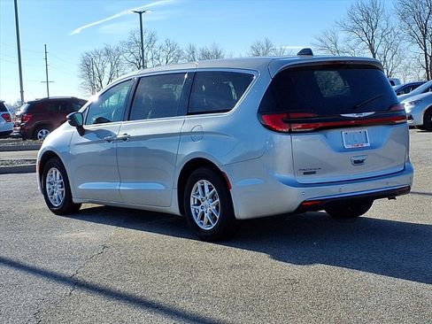 Used 2024 Chrysler Pacifica Touring-L image 30