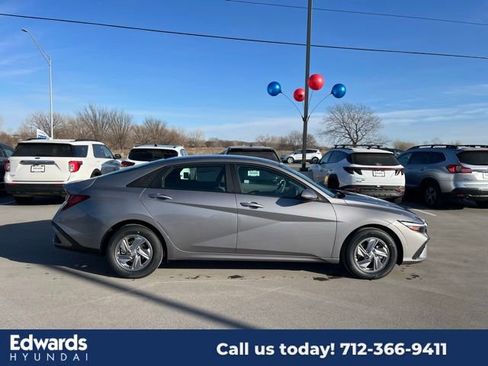 New 2025 Hyundai Elantra SE image 4