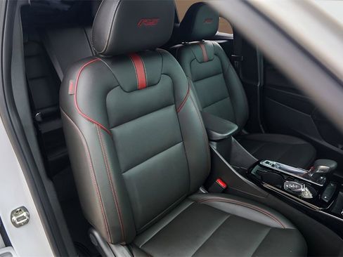 Used 2025 Chevrolet Trax RS w/ Sunroof Package image 24