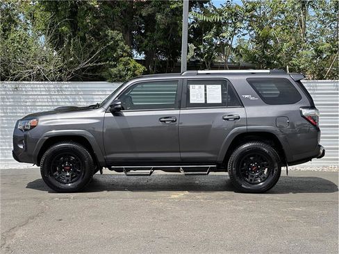 Used 2018 Toyota 4Runner TRD Off-Road Premium AWD/4WD image 13