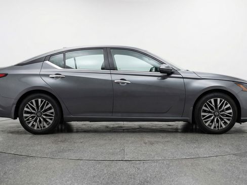 Used 2025 Nissan Altima 2.5 SV FWD image 11