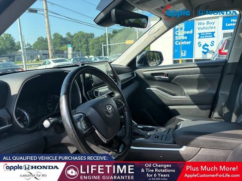 Used 2021 Toyota Highlander XLE AWD/4WD image 7