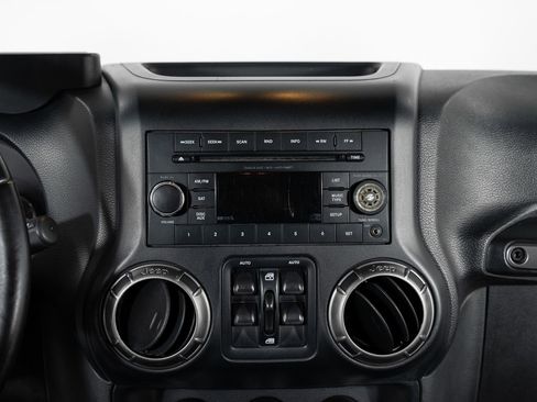 Used 2018 Jeep Wrangler Unlimited Sahara image 33