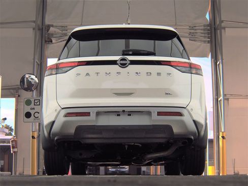 Used 2024 Nissan Pathfinder SL w/ SL Premium Package image 8