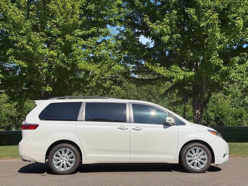 Used 2017 Toyota Sienna Limited AWD/4WD image 2