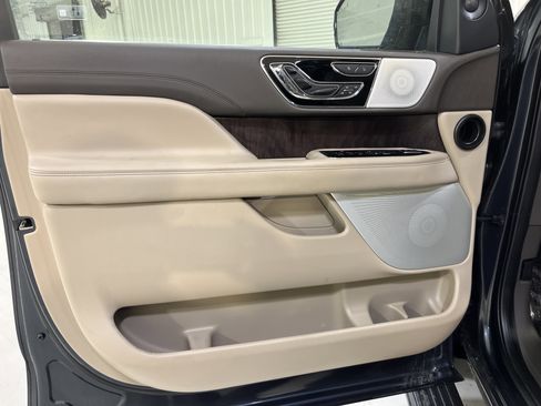 Used 2022 Lincoln Navigator Reserve image 9