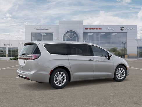 New 2026 Chrysler Pacifica Select AWD/4WD image 4