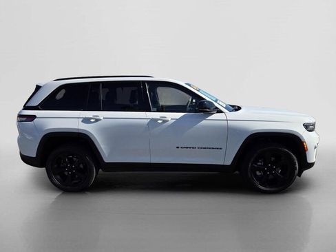 Used 2023 Jeep Grand Cherokee Limited w/ Black Appearance Package AWD/4WD image 6