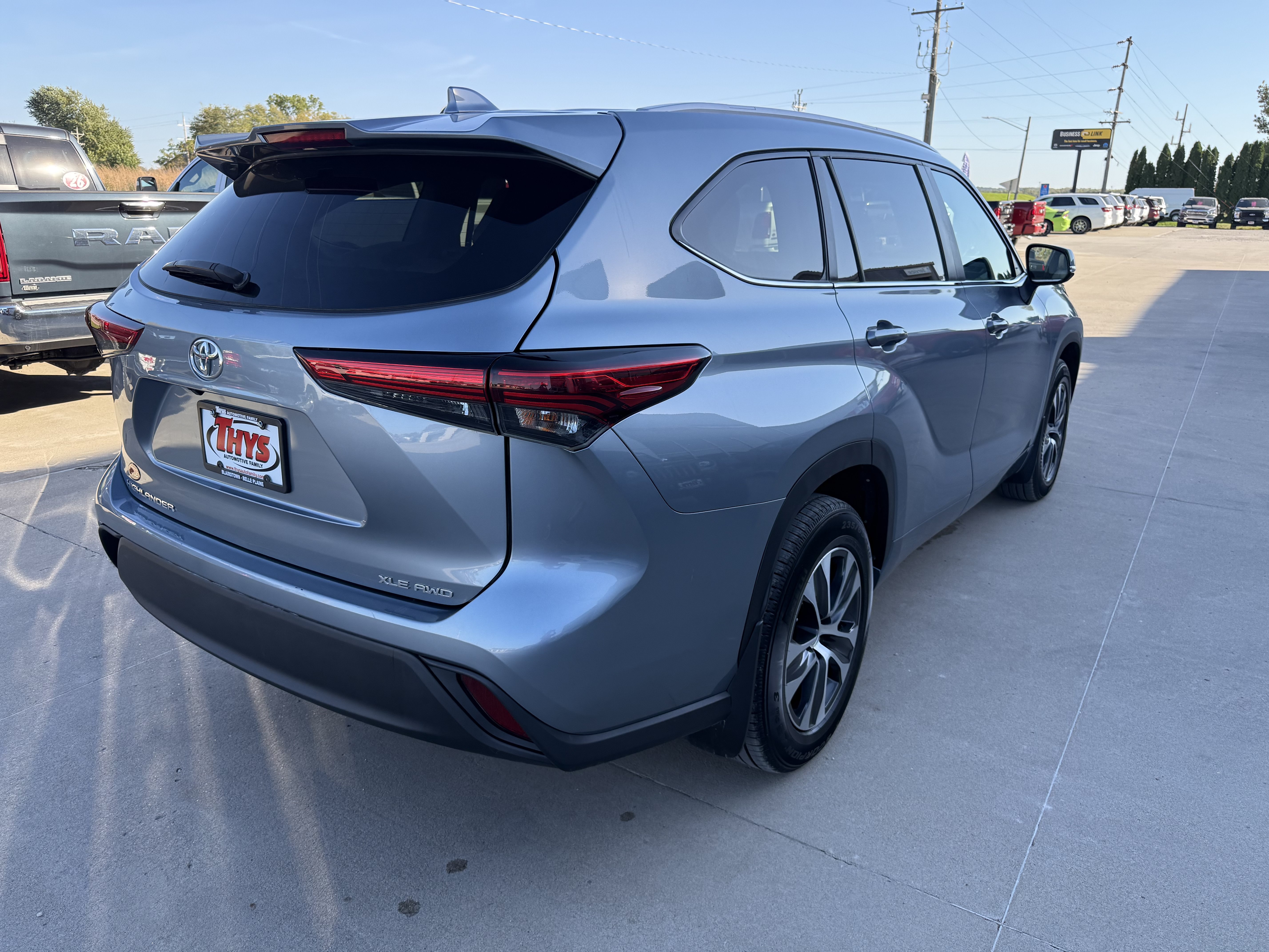 Used 2023 Toyota Highlander XLE AWD/4WD image 35
