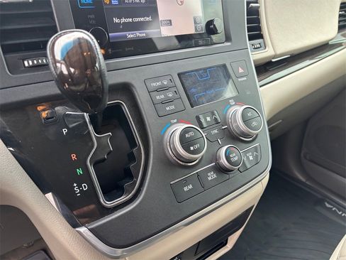Used 2017 Toyota Sienna XLE image 18