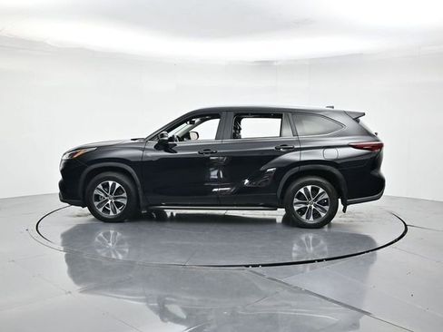 Used 2024 Toyota Highlander XLE AWD/4WD image 9