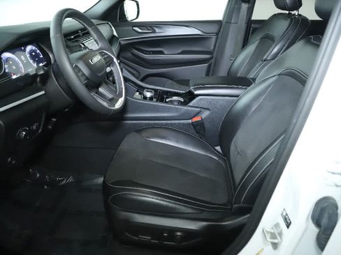 Used 2023 Jeep Grand Cherokee Altitude AWD/4WD image 18