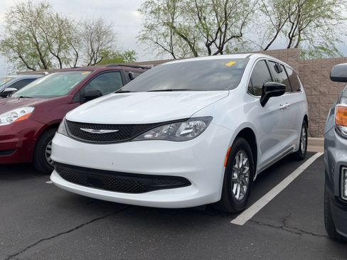 Used 2025 Chrysler Voyager LX image 2