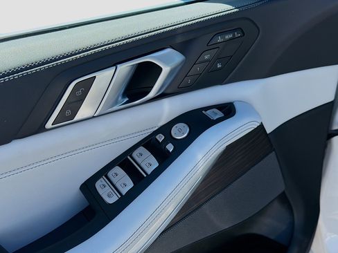 Used 2023 BMW X7 xDrive40i w/ Premium Package image 25