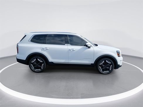 Used 2024 Kia Telluride EX w/ EX Captain's Chair Package image 9
