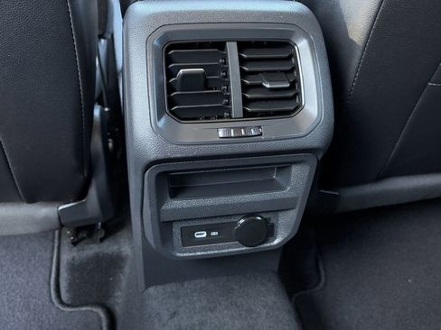 Used 2024 Volkswagen Tiguan SE image 22