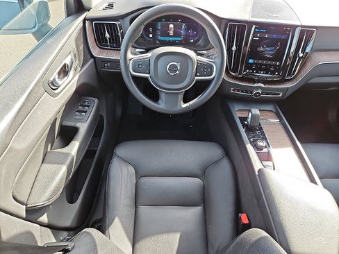 Certified 2022 Volvo XC60 B5 Momentum w/ Climate Package image 11