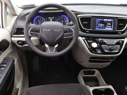 Used 2023 Chrysler Voyager LX image 12