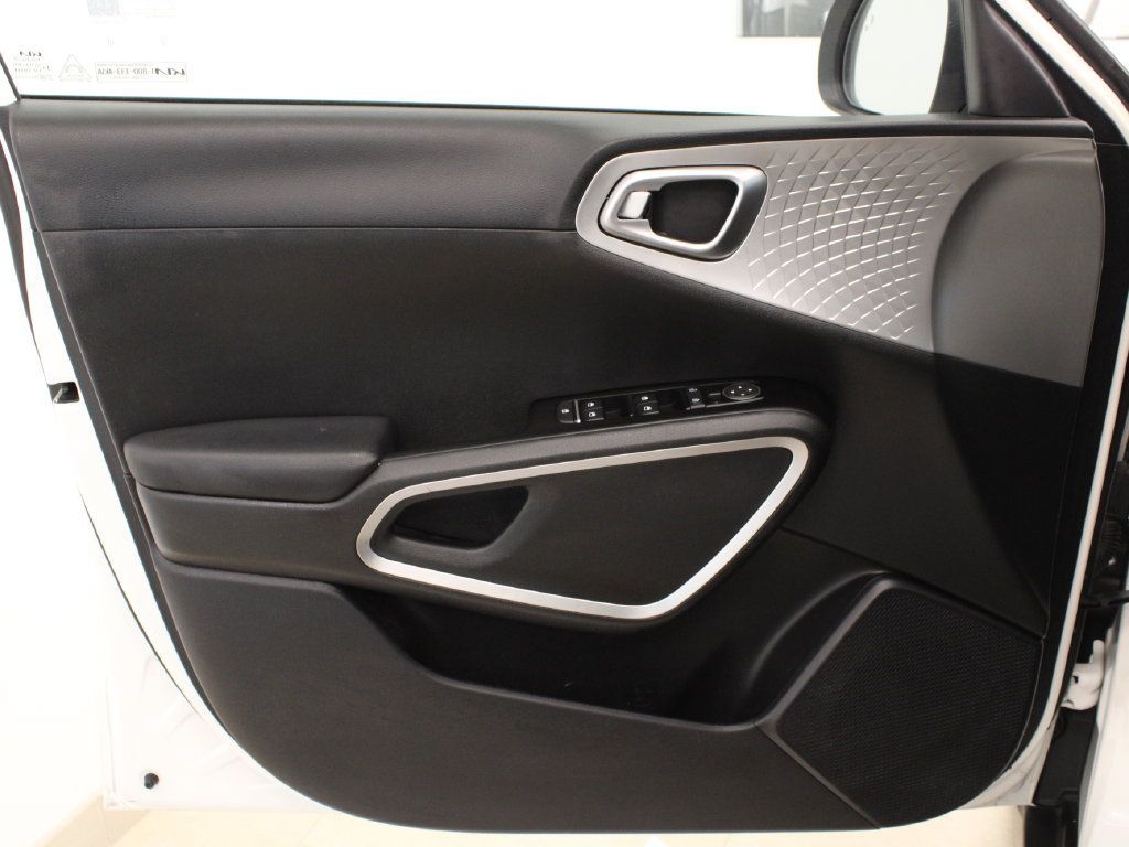 Used 2023 Kia Soul S FWD image 13