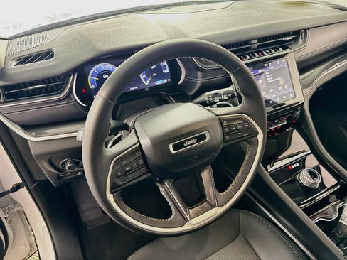 Used 2023 Jeep Grand Cherokee Laredo image 22