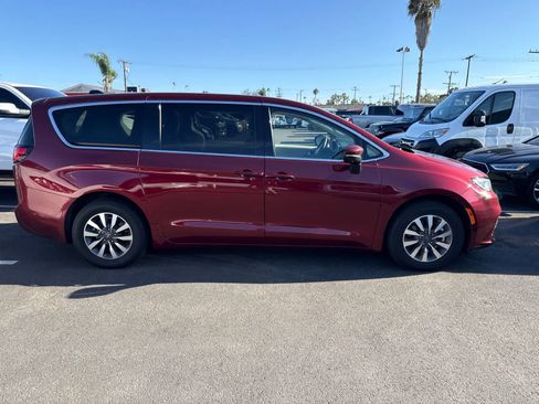 Used 2023 Chrysler Pacifica Touring-L FWD image 9