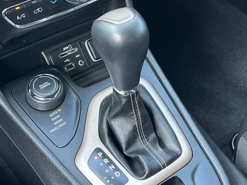 Used 2018 Jeep Cherokee Limited image 24