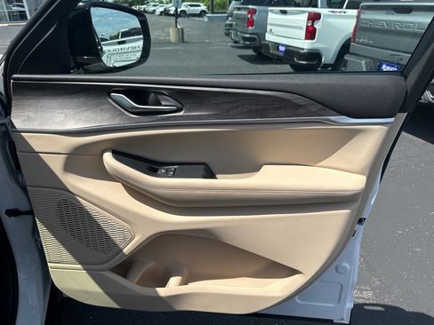 Used 2024 Jeep Grand Cherokee Limited image 30