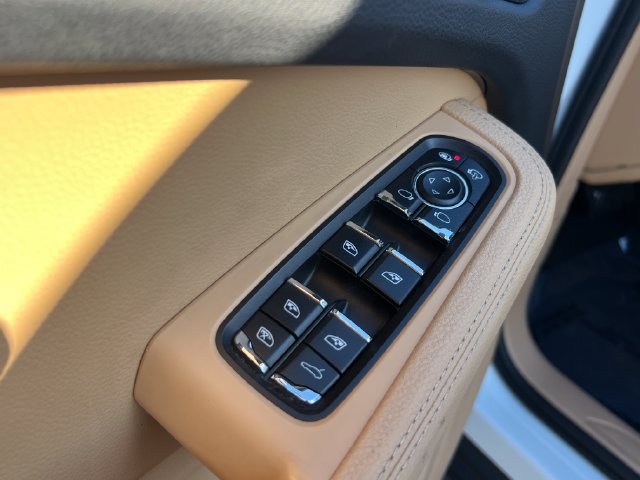 Used 2018 Porsche Macan AWD/4WD image 9