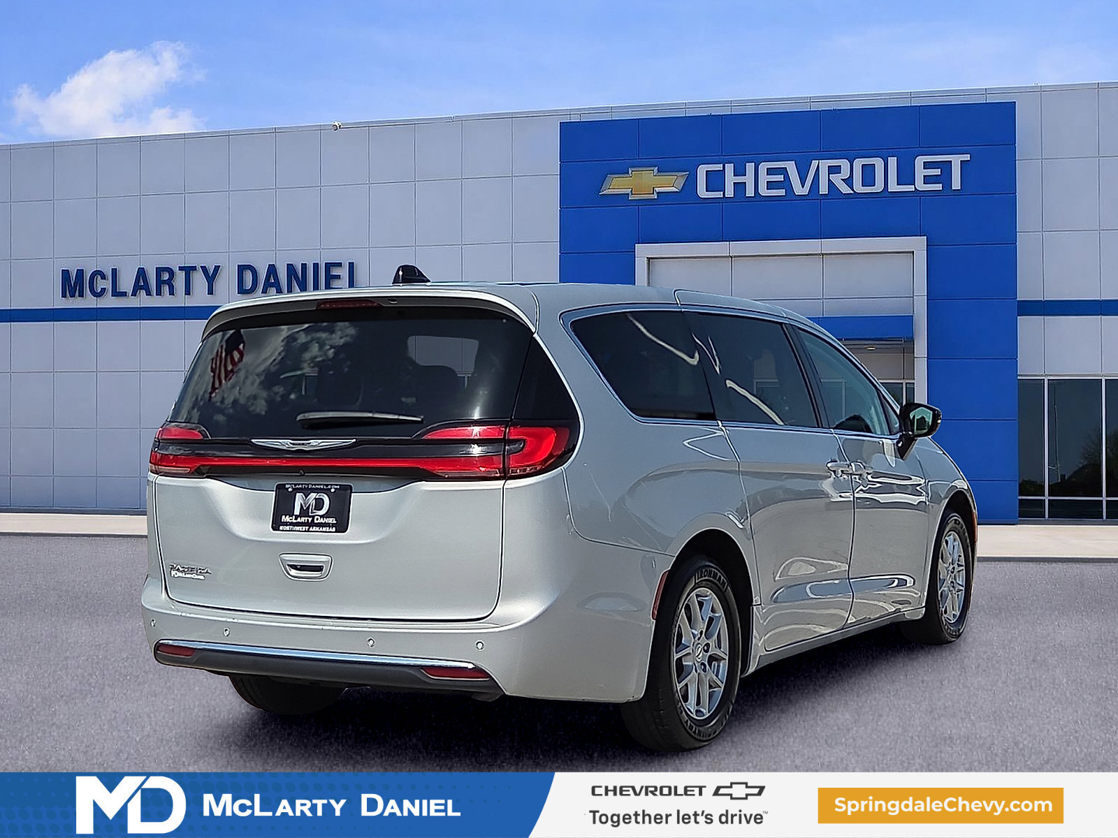 Used 2024 Chrysler Pacifica Touring-L FWD image 5