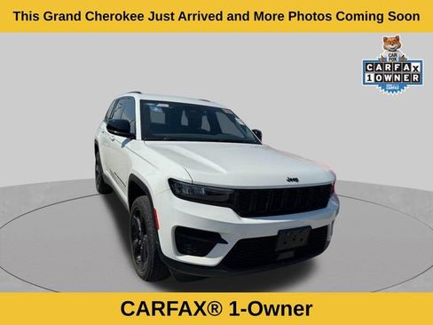 Used 2023 Jeep Grand Cherokee Altitude AWD/4WD image 2