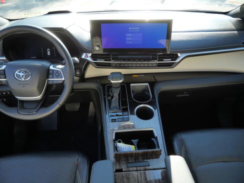 Certified 2025 Toyota Sienna Platinum FWD image 11