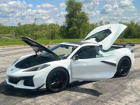 Used 2025 Chevrolet Corvette Z06 w/ Z07 Performance Package RWD image 38