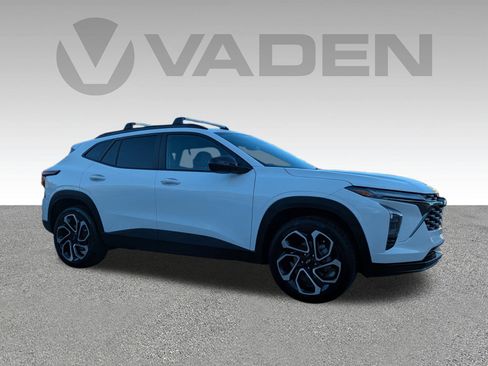 Used 2025 Chevrolet Trax RS w/ Driver Confidence Package image 3