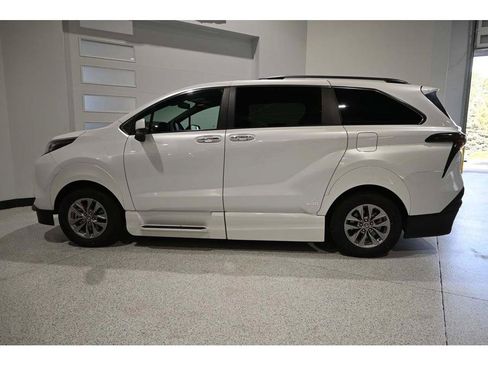 Used 2023 Toyota Sienna XLE w/ XLE Plus Package AWD/4WD image 9