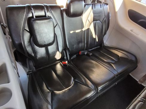 Used 2023 Chrysler Pacifica Touring-L image 12