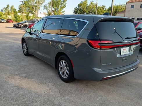 Used 2025 Chrysler Pacifica Select FWD image 8