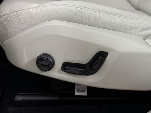 Certified 2023 Volvo XC60 B5 Plus w/ Climate Package image 19