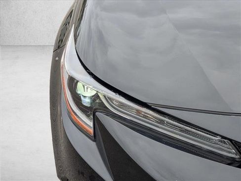 Used 2021 Toyota Corolla LE image 3