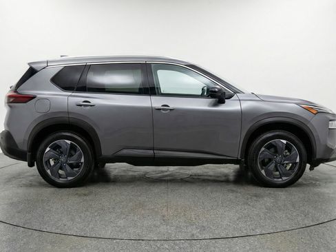 Used 2025 Nissan Rogue SV image 11