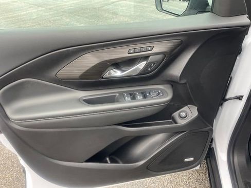 Used 2024 GMC Terrain SLT w/ Infotainment Package II image 9