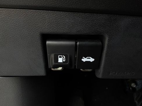 Used 2025 Nissan Versa SV FWD image 23
