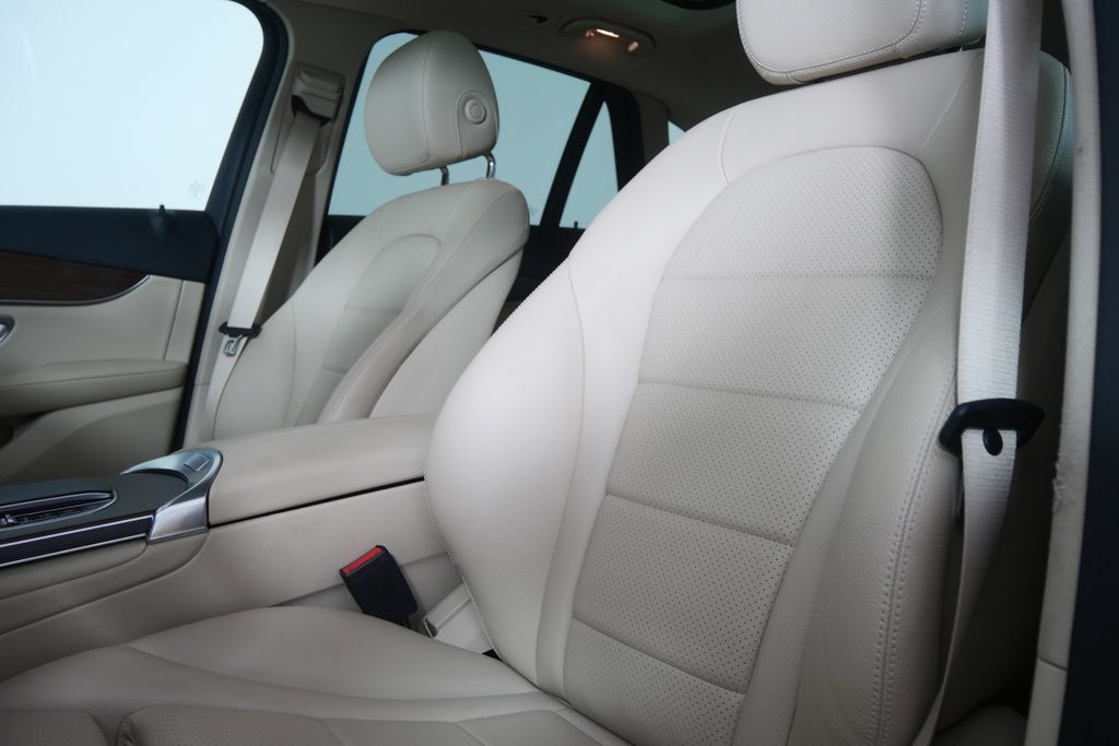 Used 2021 Mercedes-Benz GLC 300 4MATIC image 10