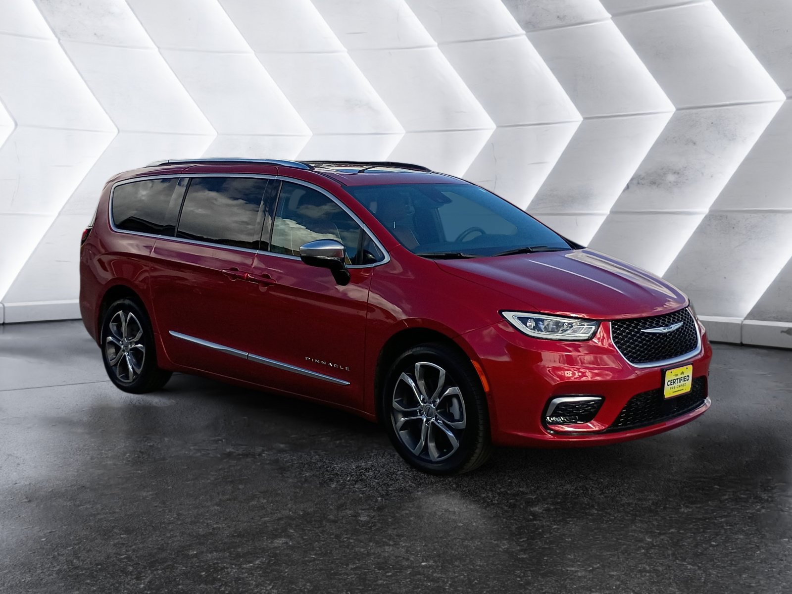Used 2025 Chrysler Pacifica Pinnacle w/ Trailer Tow Group AWD/4WD image 9